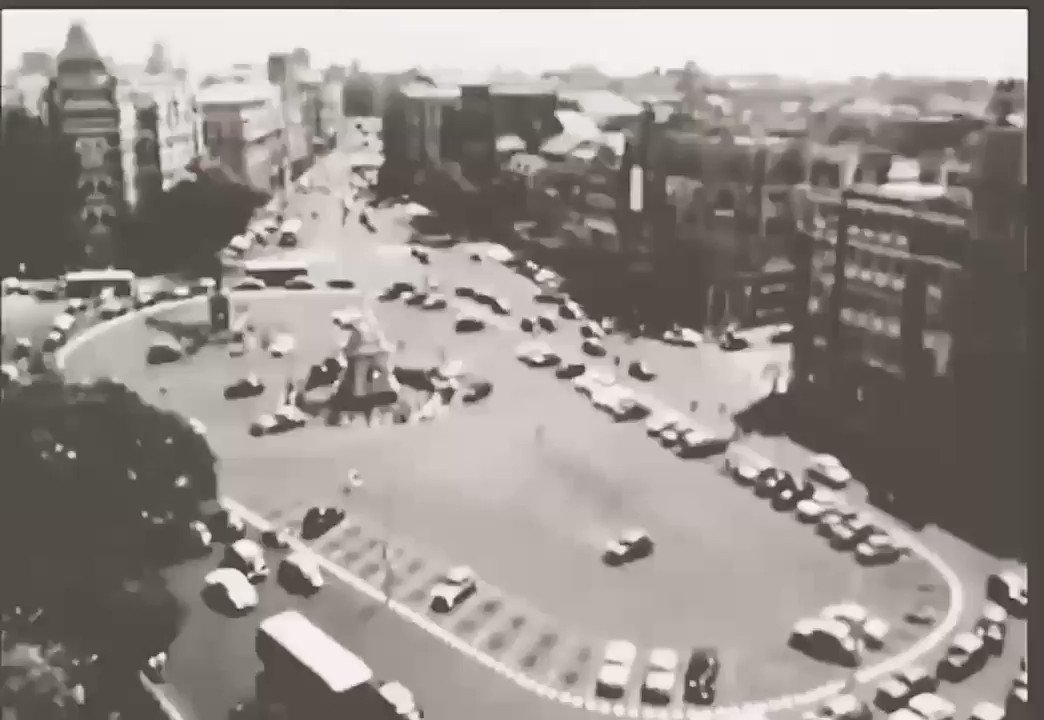 #ThursdayTrivia #Mumbai was such a nice place. No #traffic wide roads & plenty of free #parking space. Video of #FloraFountain in gold old days @RoadsOfMumbai @mumbaitraffic @mumbaiheritage @richapintoTOI @tanushreevenkat @DighavkarKiran @somitsenTOI @rajtoday @hvgoenka #heritage