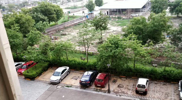 This is from Noida sector 76, some people are illegally trying to convert a residential plot into Kabristan.
Request @Uppolice to kindly intervene before the problem becomes even bigger.