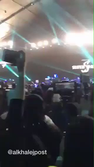 هذا المقطع المهين لحفل يتم فيه الهتاف والصراخ بإيحاءات جنسية من نساء ومعهم ذكور في شمال #جدة حيث يبدأ #الإحرام لدخول #مكة_المكرمة على مقربة من #الحرم_المكي وبالتزامن مع موسم #الحج.
صمت شيوخ العالم الإسلامي وعلى رأسهم #الأزهر على هذا الجرم يوضح مسيرة جرم تحياه الشعوب الإسلامية.