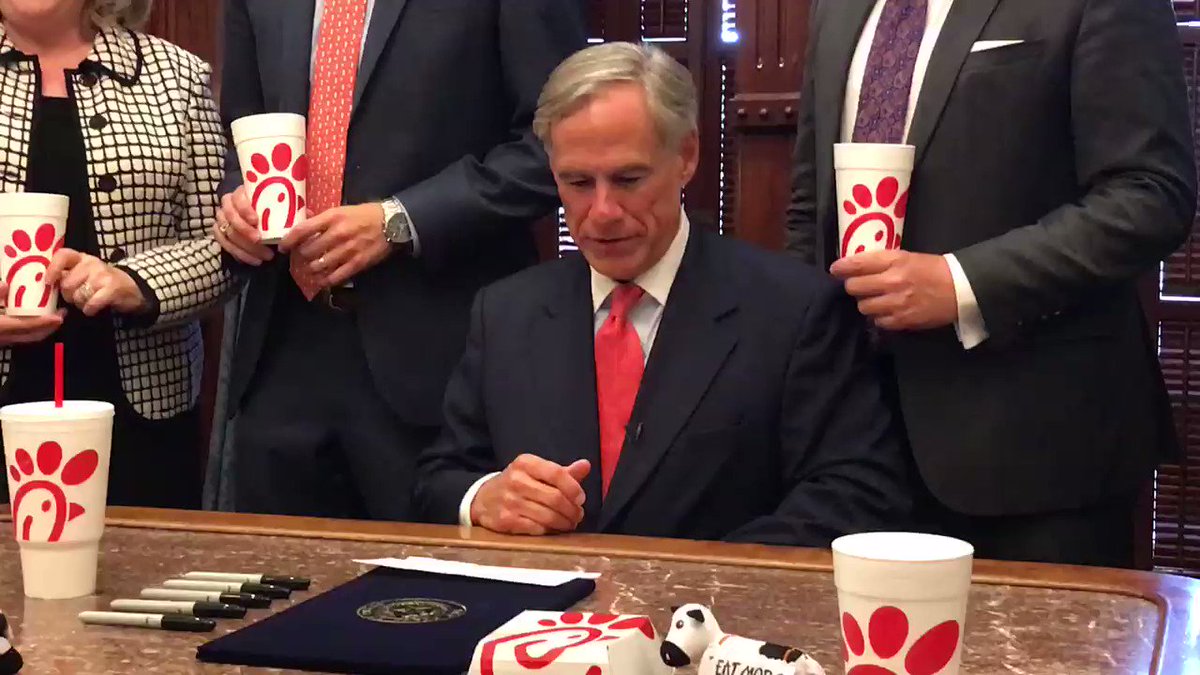 Today I signed the @ChickfilA law in Texas.
And, had a great lunch.
No business should be discriminated against simply because its owners donate to a church, the Salvation Army, or other religious organization.
Texas protects religious liberty.