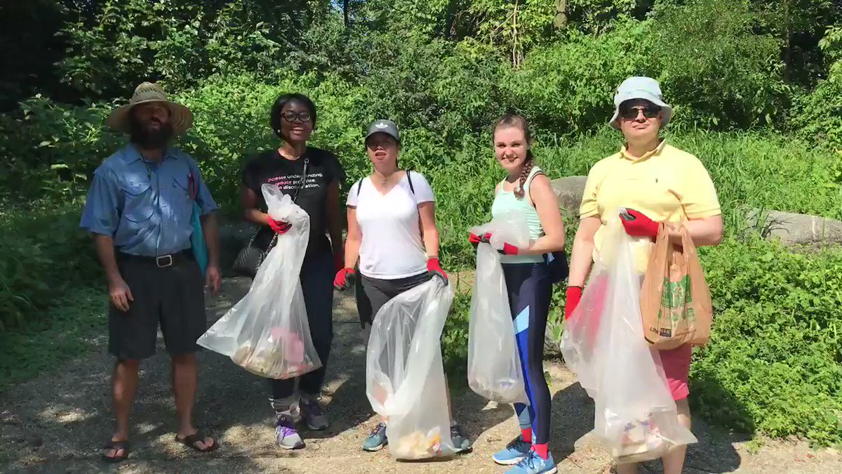 We are #TrashFreeDC! Thank you to @DCHumanRights and @AnacostiaRrkper for coming out this morning! ♻️💚 Litter? Not in our DC! @dczerowaste – at Kingman Island