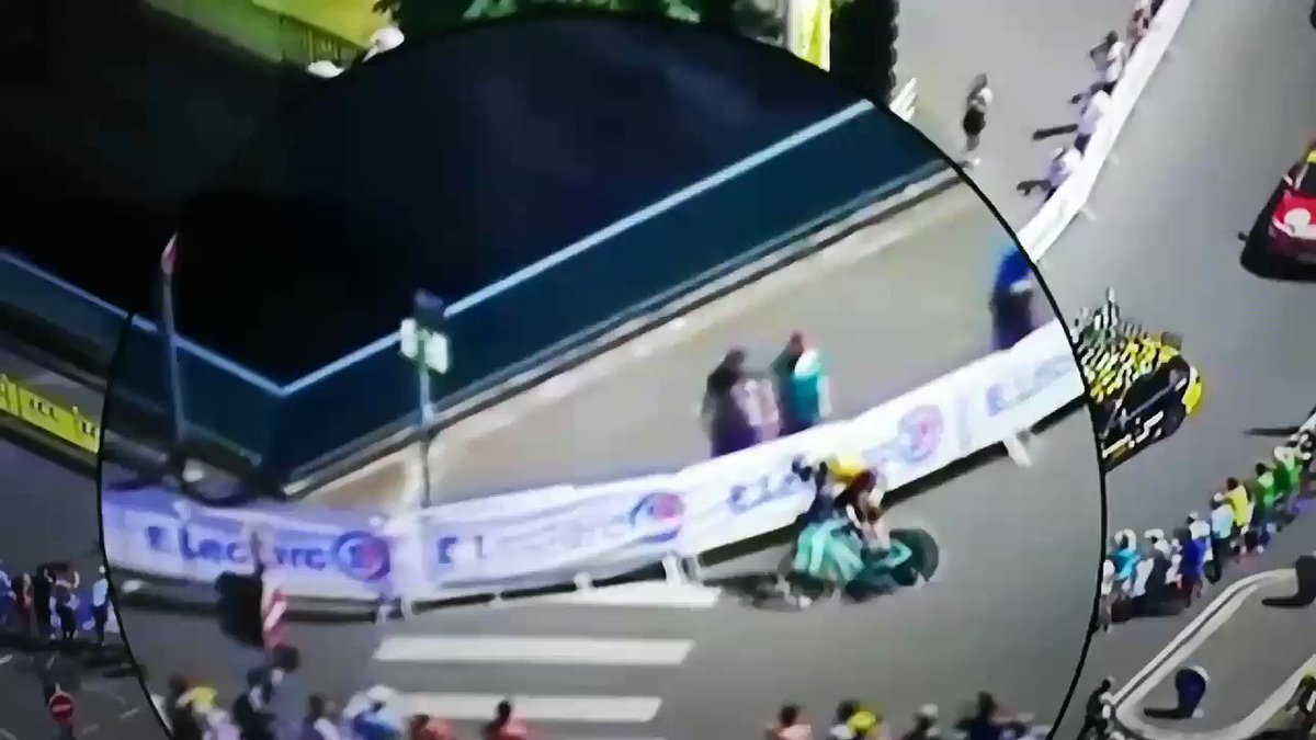 Uit beelden valt op te maken dat #woutvanaert in bocht blijft haken aan hek met spandoek. #TourdeFrance