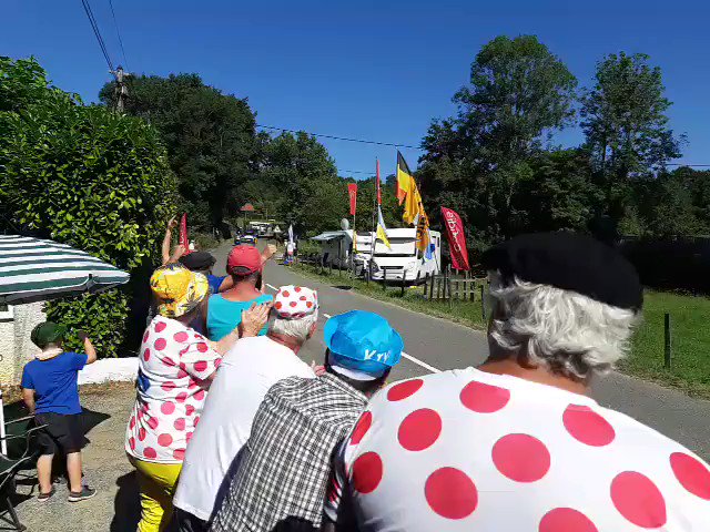 Tour de France : le passage à toute allure du maillot jaune Julian Alaphilippe à Bosdarros ! #TDF2019