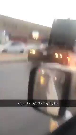 فيديو:قائد شاحنة يتخطى الرصيف بأحد الشوارع مُعرضاً حياة الآخرين للخطر.| عبر: @legend102030
