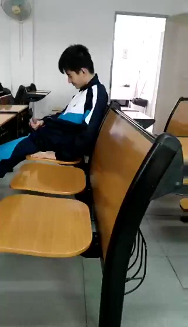 上课打飞机，操椅子，骚得要命    