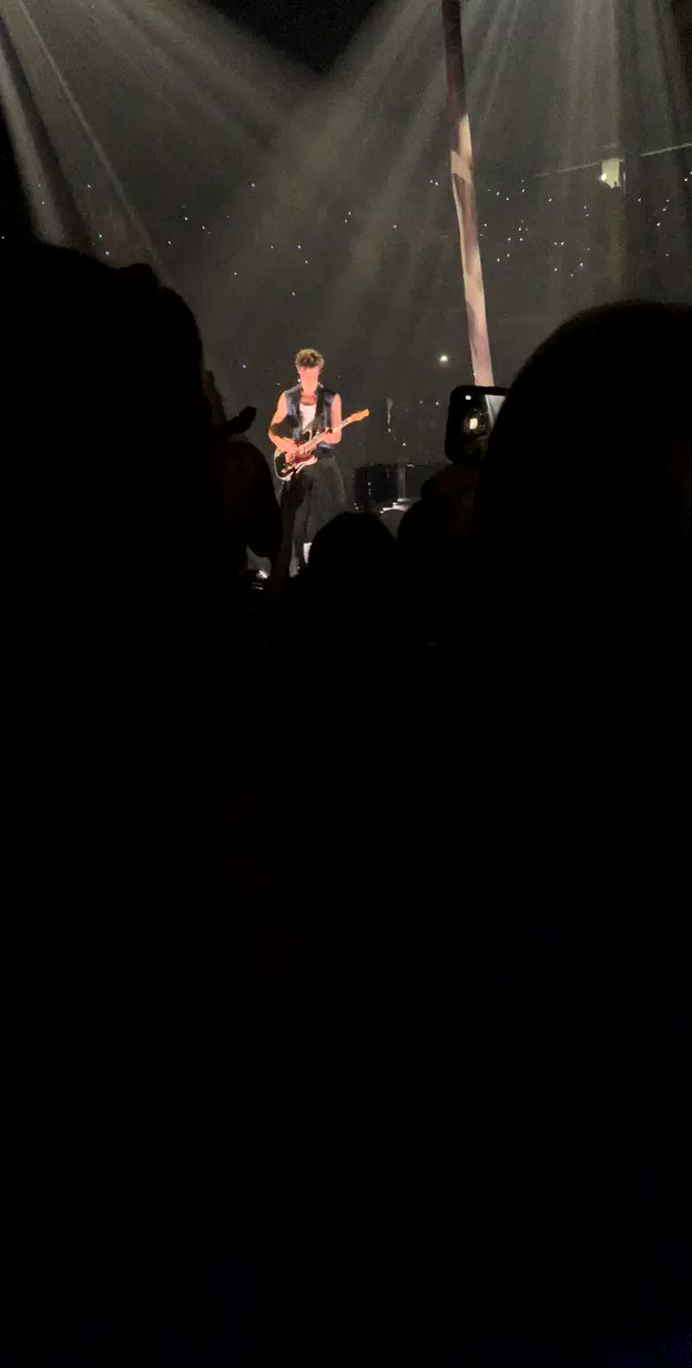 Happy birthday to me, I love Shawn Mendes  