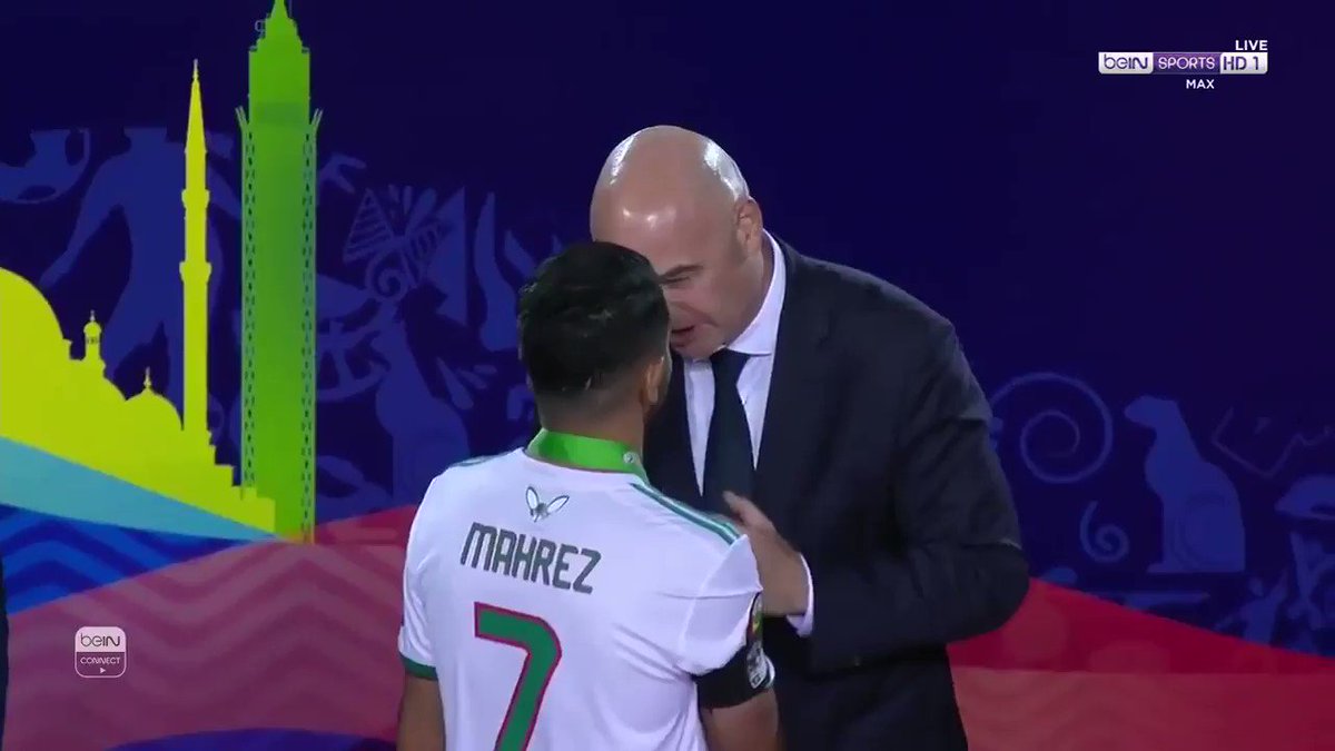 قائد المنتخب الجزائري يتجاهل رئيس وزراء #السيسي على منصة التتويج😂👇