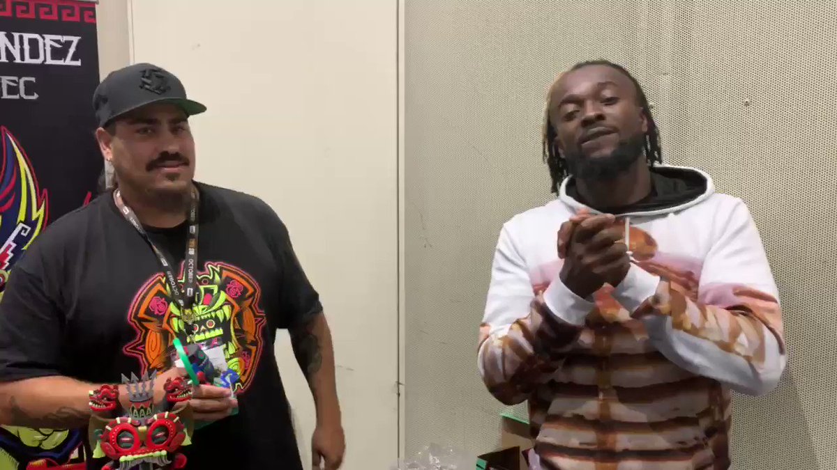Kicking it with the homie @UrbanAztec at #sdcc! Swing through his booth and show some love! His artwork is TIGHT! Booth DD-12!#SDCC2019 #ComicCon2019 #205Live @LuchadorLD