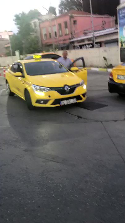 Almak istemediği bir yolcu, taksi şoförüne "O zaman bu işi yapma" dedi.
Videoda taksi şoförünün yolcuya yönelik küfürlerini izleyebilirsiniz. https://eksisozluk.com/entry/92860007
#taksitekeli