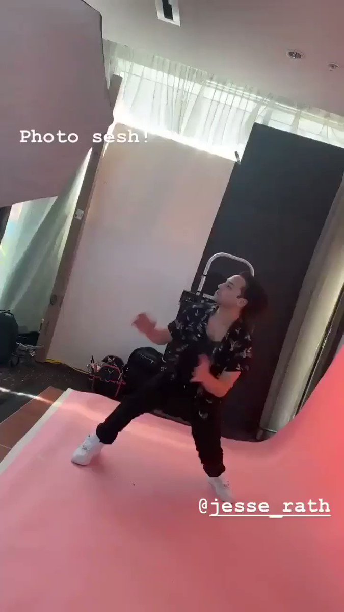 .@jesserath doing his thing.
📽: @NicoleAMaines's Instagram takeover on the @TheCWSupergirl account
#Supergirl #Brainiac5 #Brainy #SDCC #SDCC2019