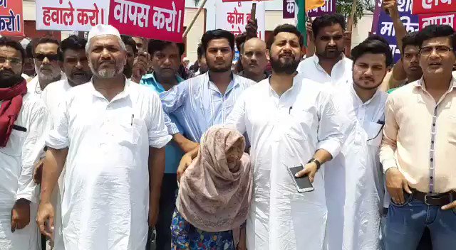 85 साल की बेवा शहज़ादी बेगम आज़म खान के खिलाफ और @myogiadityanath जी के समर्थन में जब सड़क पर उतरीं तो पूरा रामपुर उनके साथ आ खड़ा हुआ, वही रामपुर जहाँ आज़म खान ने सत्ता का नंगा नाच किया है, शहज़ादी बेगम इसकी सबूत हैं, जिनकी ज़मीन क़ब्ज़ा कर ली गई, आज वो दाने दाने की मोहताज हैं