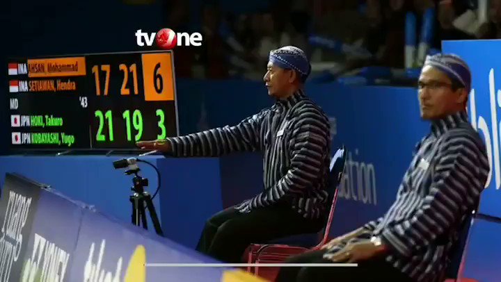 WASIT INDONESIA OPEN 2019 PAKAI DAN LURIKDalam laga yang digelar sejak Sabtu siang, official pertandingan yang bertugas wasit dan service judge menggunakan batik. Sementara para linejudge mengenakan kostum lurik dan blangkon berwarna biru. #NewsOne #IndonesiaOpen2019