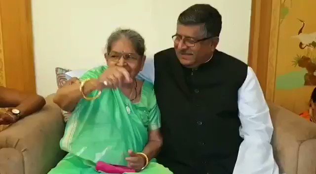 आज मेरी माता जी का 88वाँ जन्मदिन है।अपने पटना आवास पर आयोजित भजन संध्या में उनका उत्साह और उनकी तन्मयता बहुत प्रेरक थी।आज भी इनकी ऊर्जा स्नेह और जिजीविषा अद्भुत है।मैं सौभाग्यशाली हूँ कि मुझे इनके जैसी माँ मिलीं।मैं आज जो भी हूँ इनके आशीर्वाद से हूँ।ईश्वर इन्हें दीर्घायु रखें।