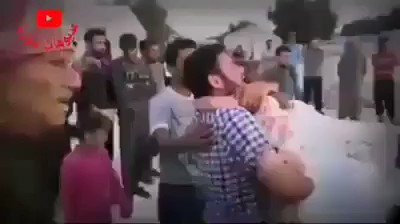 أوصلوه لملهم الدروبي وجماعته!هذا الرجل من مخيم #كفرلوسين في #سورية على الحدود مع #تركيا أطلقت الجندرما رشقات رصاص عشوائية على الناس فتسببت باستشهاد والدة الطفلة.احتضنها والدها ولشدة حزنه خر صريعا، فأي مأساة يعيشها السوريون؟