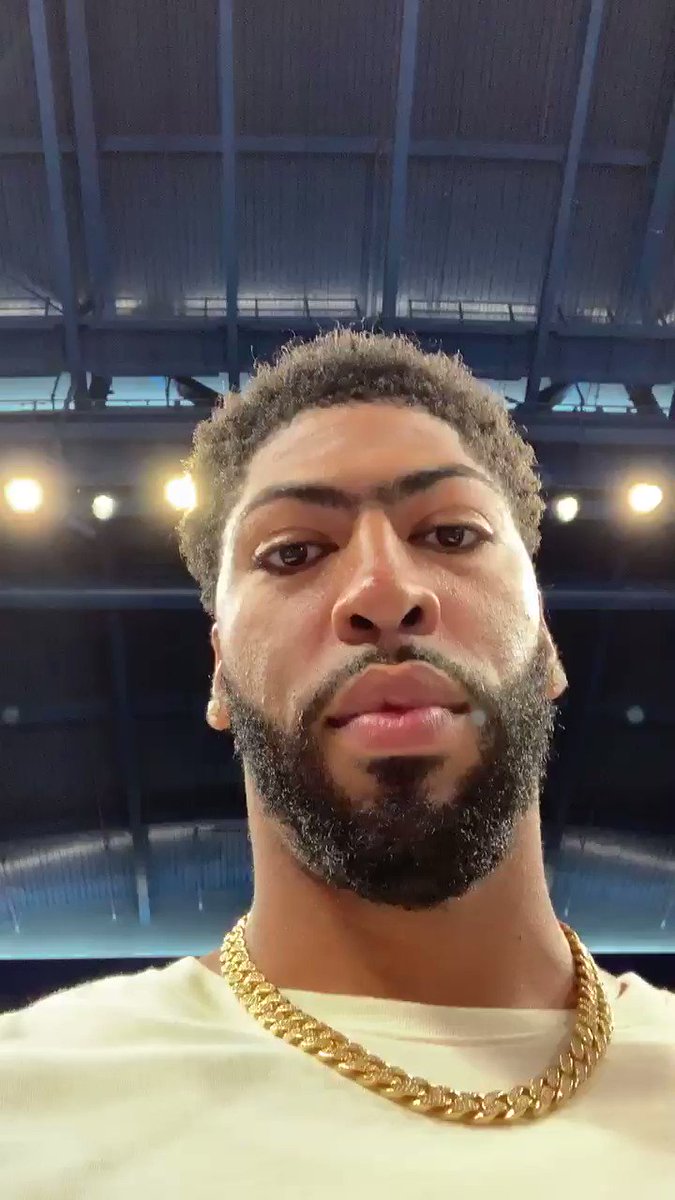 .@AntDavis23 in the house tonight. 🏀
