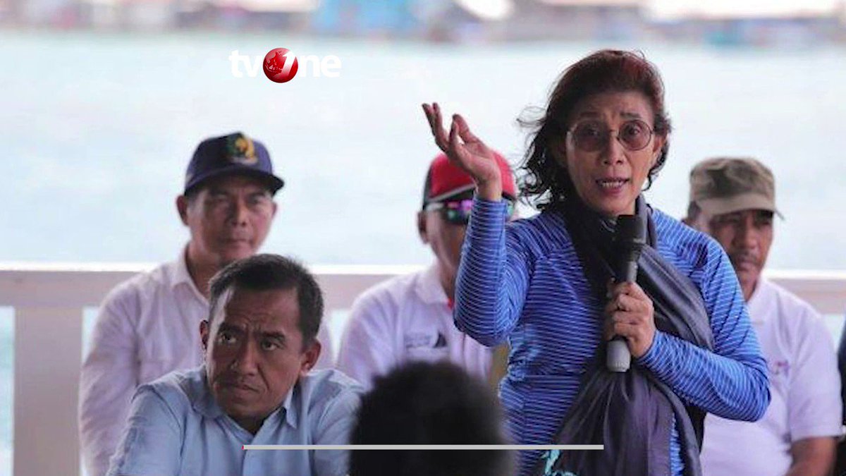 HATI-HATI! PEMBUANG SAMPAH PLASTIK HARUS DITENGGELAMKANMenteri Kelautan dan Perikanan Susi Pudjiastuti, dalam kegiatan pawai menolak plastik sekali pakai di Monas, Jakarta, mengatakan pembuang sampah plastik ke lautan juga 'harus kita tenggelamkan'.#NewsOne #ViralNews