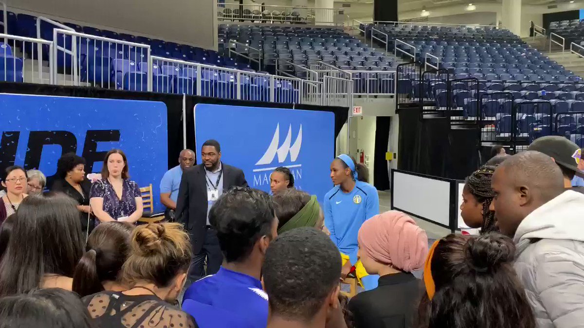 One of the things that I like most about my job is being able to share the experience with the fans👌🏾Thanks @wnbachicagosky fans! ☺️ We love you! 🌃 #SkyTown