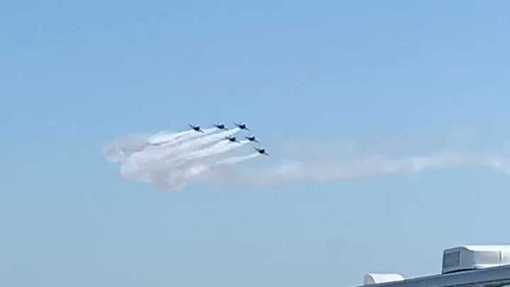 Look up! 👀 it’s the @usnavyblueangels flying over #OSH19!
#OSH19 #50inOSH #EAA #AirVenture #WeLoveAirshows #airshow360 #airshow #avgeek #aviation #ICAS #instaplane