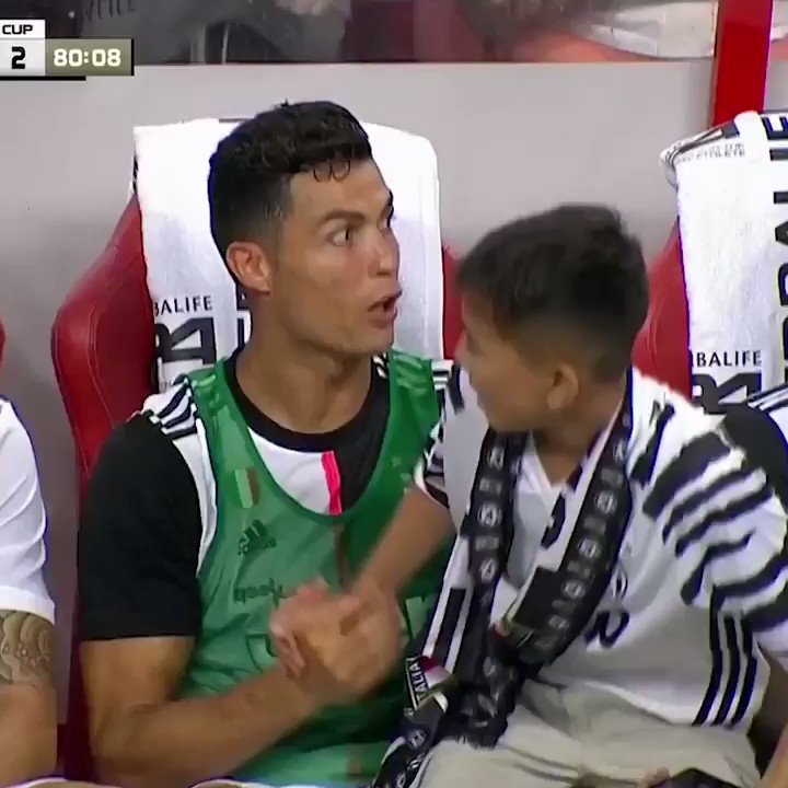 A Cristiano Ronaldo fan got a high five from his hero 🖐