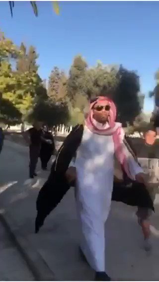 هذا المشهد يعكس الفجوة التي تتسع كل يوم بين النظام الرسمي العربي والشعوب العربية.. فهذا الشخص يمثل محمد بن سلمان الذي أرسله ويمثل الطبالين من آل شيخ وغيرهم، ولا يمثل بحال شعبنا العربي وأهلنا في #السعودية الذين كنا نشاهد نبضهم قبل تهديد المدعو #سعود_القحطاني وتركي شيخ بتتبعهم.