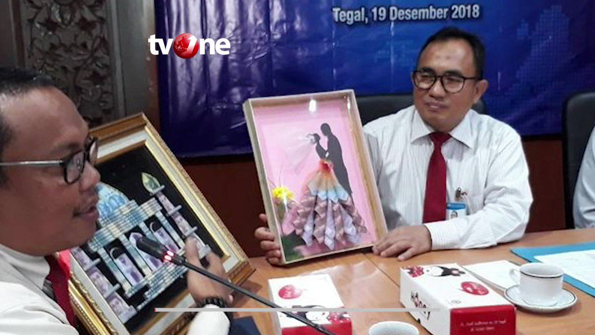 BI LARANG PERAJIN GUNAKAN UANG ASLI UNTUK MAHAR PEERNIKAHAN Para perajin uang mahar di Kota Tegal, Jawa Tengah, diminta untuk tidak menggunakan uang asli dalam membuat hiasan mahar. Selain bisa merusak uang, juga bisa terjerat kasus pidana.#NewsOne #ViralNews #BI