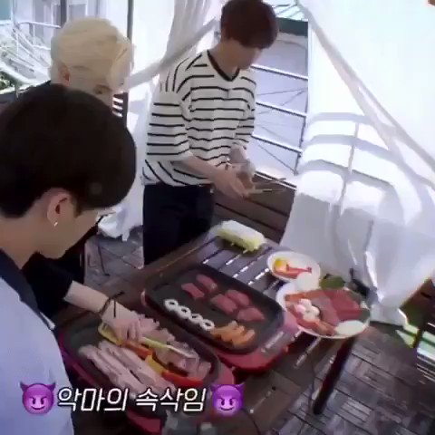 RT @h_skzfrecklix: if u haven't seen dramatic salt bae hyunjin then what's the point of existing? @Stray_Kids https://t.co/ECSlwMv1CX