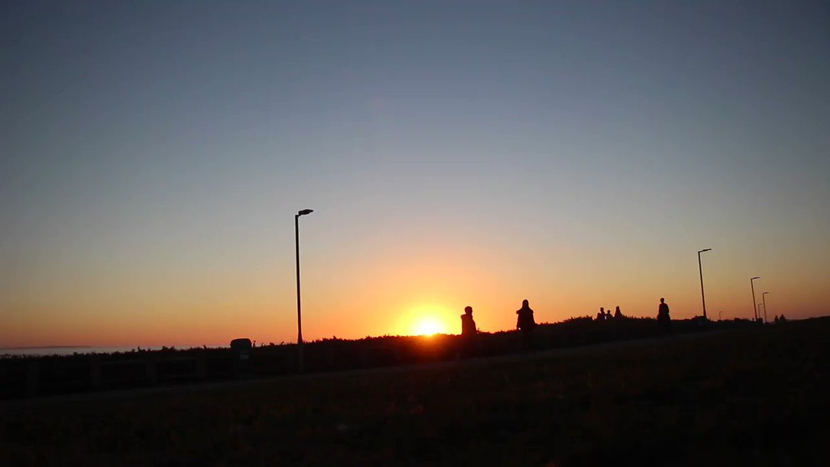 The moment where the ☀️ sets & the 🌙 rises 😍
This is a snippet from my most recent Daily Vlog now live on my YouTube Channel!
Link BELOW to watch the Full Episode 🎥❤️
https://www.youtube.com/watch?v=VMPrUUPnJEk …
#Sunset #MoonRise