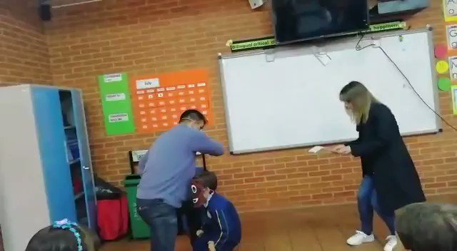 Los padres de Pablo Sánchez del grado 101 y el proyecto Lectura en familia, cuento 'Wily el campeón'.#ColegioLaFelicidad #Felicidistadecorazón #OrgullosoDeSerFelicidista #FamiliaFelicidista#SerMaestroEs#GraciasMaestro #DíaDelMaestro#GraciasAMiProfe#educacionpublica