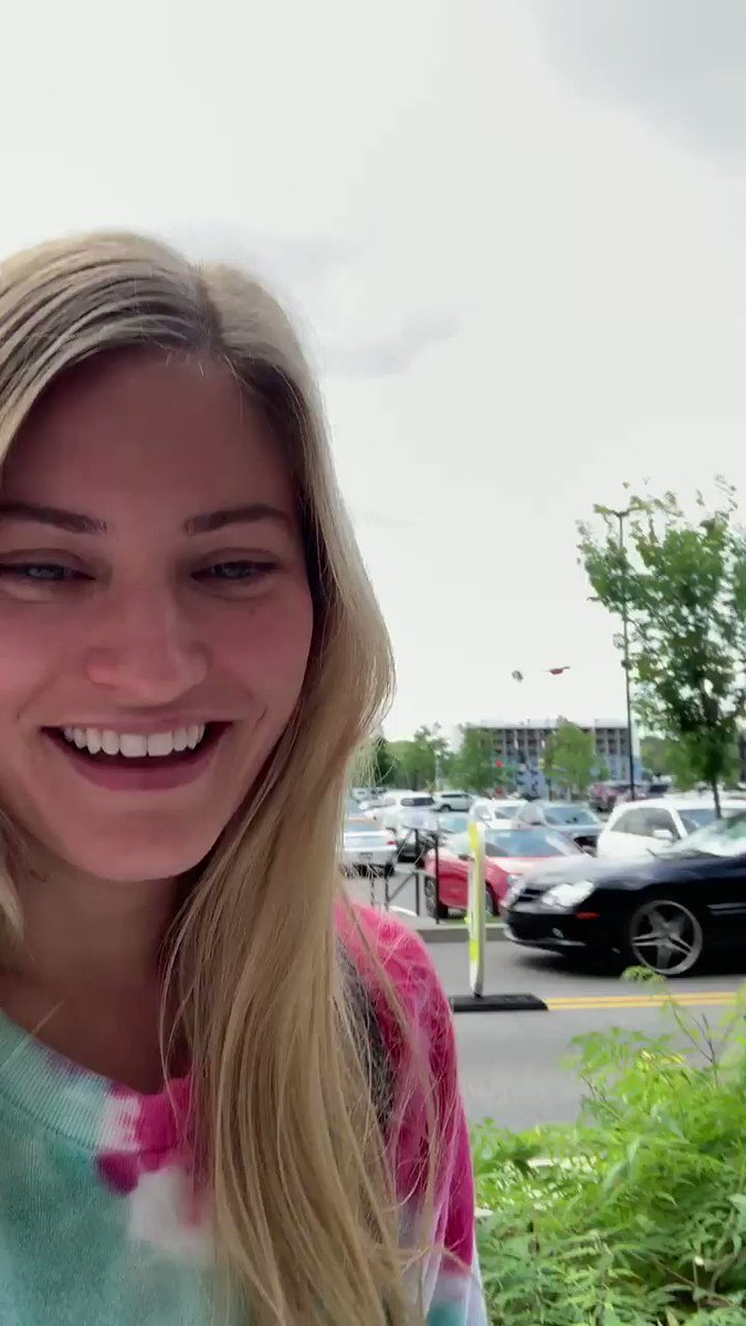 iJustine - My sister is pregnant and I’m being super supportive 😂🤰🏼