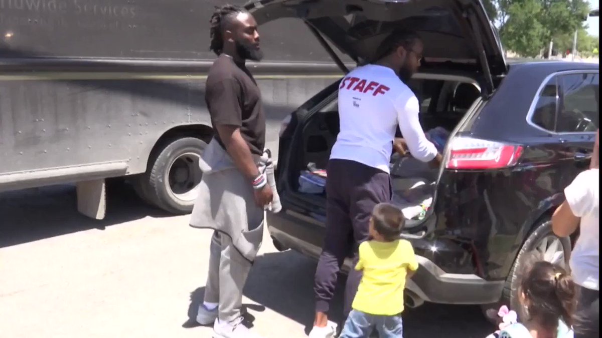 You can talk the talk or you can walk the walk.
Well done, @J_No24!
Washington Redskins star helps migrant kids in McAllen, Texas https://t.co/A3rHqnjkDo @BorderReportcom #NexstarNation https://t.co/506EmI7bkR