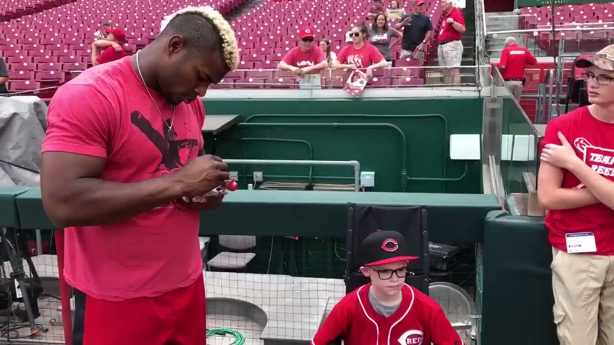 Reed and his family made the trip from Illinois to meet his favorite player, @YasielPuig. #PuigReedsFriend π
