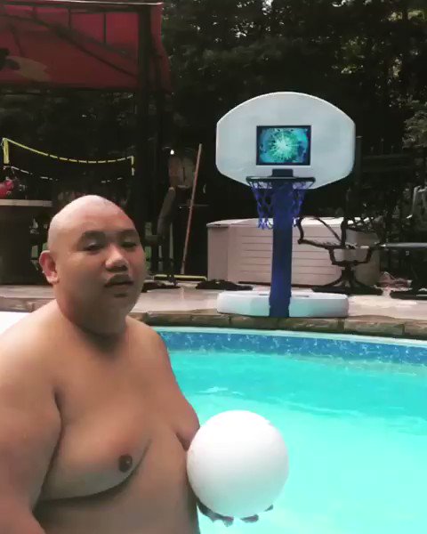 面白すぎるwwwゴールに入れるのかと思いきや入ってへんやんwww