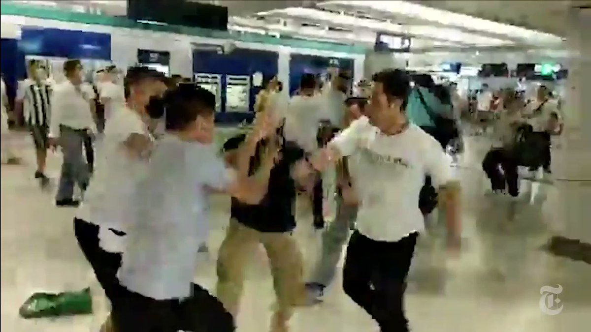 That night, videos and live streams were flooding social media, showing a mob in white T-shirts attacking anti-government protesters at a train station in Yuen Long. @babimarcolini, @kkrebeccalai and I watched the footage to build a timeline of what happened.