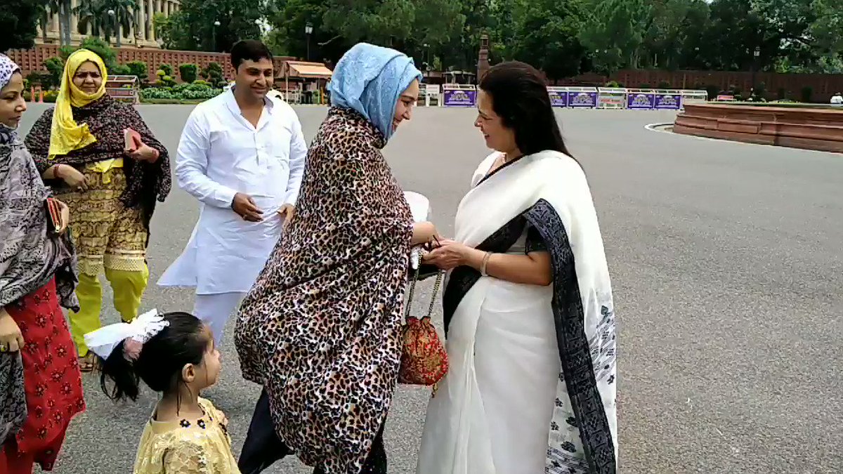 आज कुछ मुस्लिम बहनों ने #TripleTalaq जैसी कुप्रथा को समाप्त करने के लिए प्रधानमंत्री भाई @narendramodi और इस मामले को दुनिया के सामने बेहतरीन तरीक़े से पेश करने के लिए सांसद @M_Lekhi का ह्दय से आभार किया । https://t.co/hs5KVdAQv5