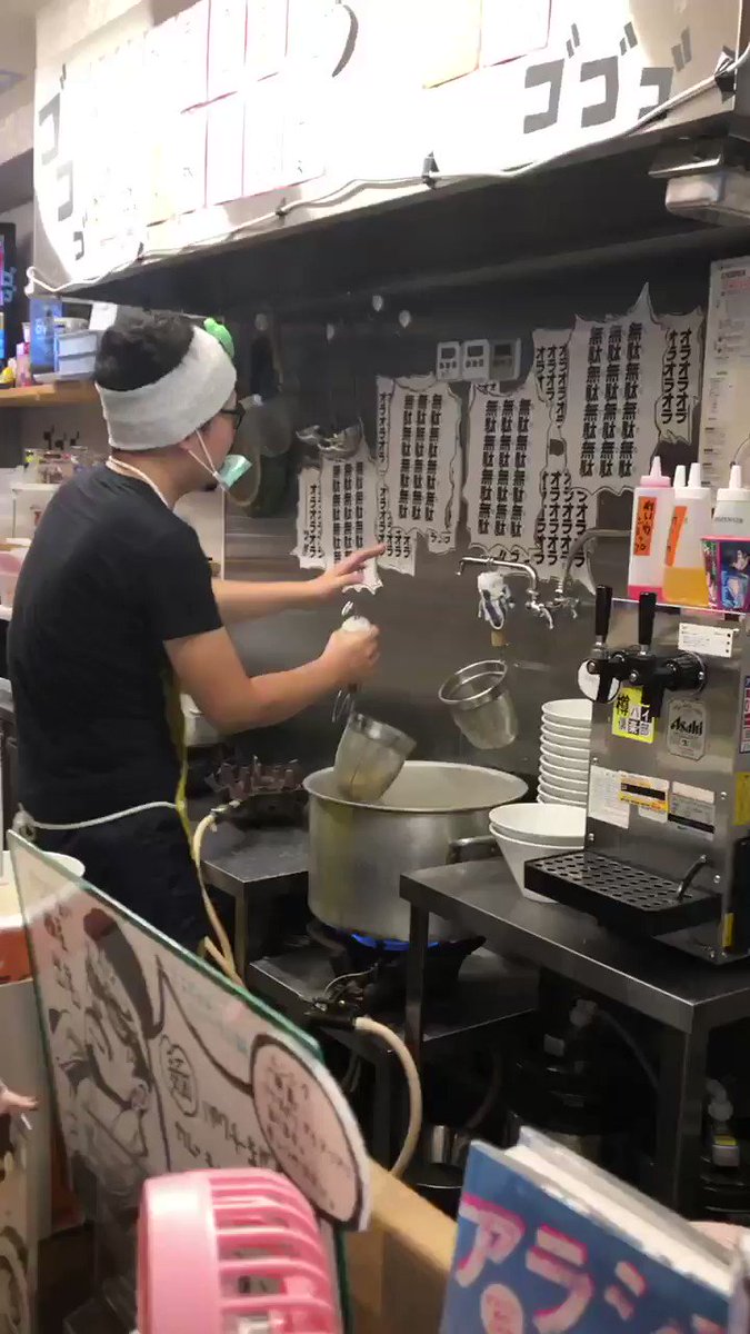 心斎橋にある ジョジョ 愛に溢れるラーメン屋 土曜日になると オラオラオラオラ とdio仕様の魂の湯切りが見られるのでぜひ Togetter