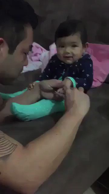 ビビりながら赤ちゃんの爪を切るパパ。その様子を見てパパをビビらす赤ちゃんが可愛すぎるwww
