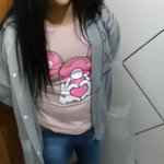 女装して正面からの脱走を試みる男性