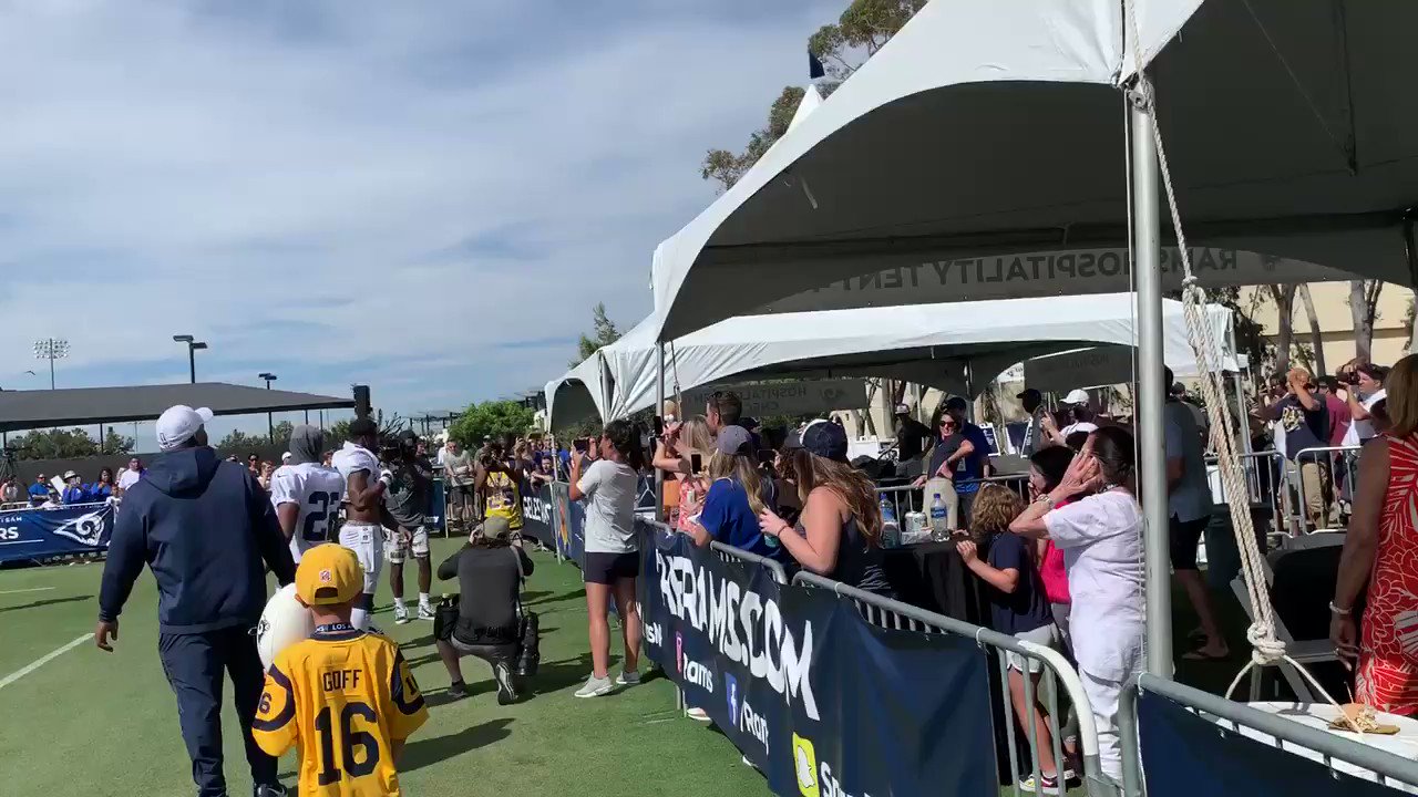 Fans sing Happy Birthday to Todd Gurley (And it s also Dante Fowler s Birthday). Gurley turns 25 today. 