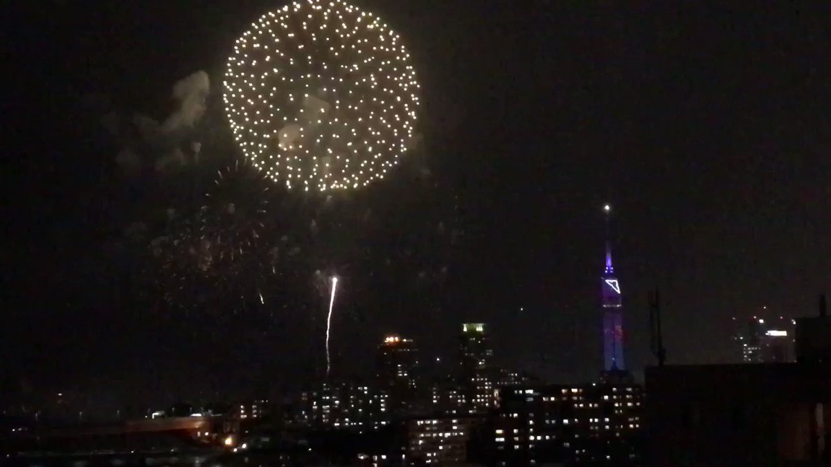 福岡 打上花火開催中に落雷連発 恐ろしくも幻想的でエモい風景が広がる Togetter 福岡 打上花火開催中に落雷連発 恐ろしくも幻想的でエモい風景が広がる Togetter