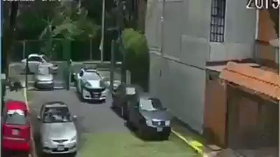 ¿Qué será?Dicen los vecinos que el motociclista es un #Rata de la zona. Dicen los vecinos que los #Policías se hacen los ciegos porque les dan dinero. ¿Qué dirá la @SSP_CDMX?- #UnidadInfonavit, #Azcapotzalco.