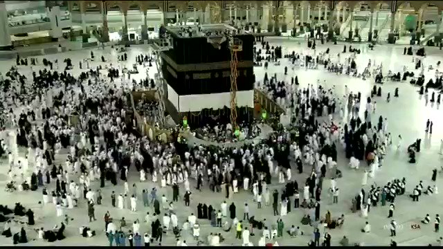 فيديو:بدء إنزال الكسوة القديمة للكعبة وإلباسها الكسوة الجديدة.#يوم_عرفه2019