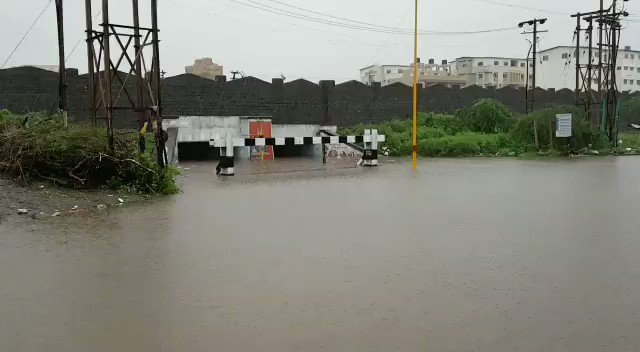 राजकोट मे भारी बारिश के चलते अभीतक सात इंच बारिश। राजकोट के लक्ष्मी नगर नाला, पोपटपरा नाला समेत नाले पानी से लबालब भरे। @Being4Nilesh