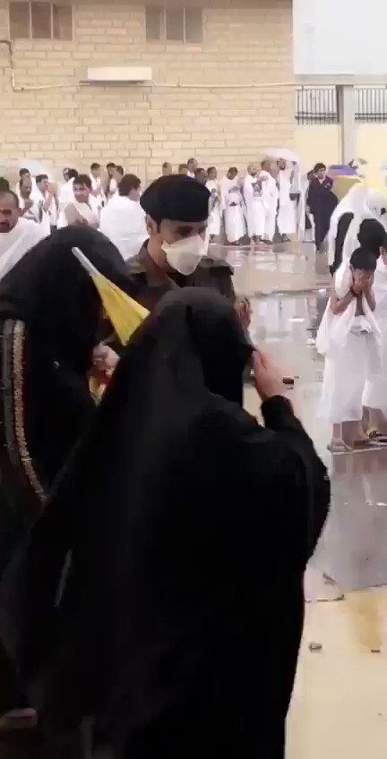 فيديو 🔴..شاهد رجل أمن يدعو الله تحت الأمطار في مشعر عرفات...#عرفات_الان .