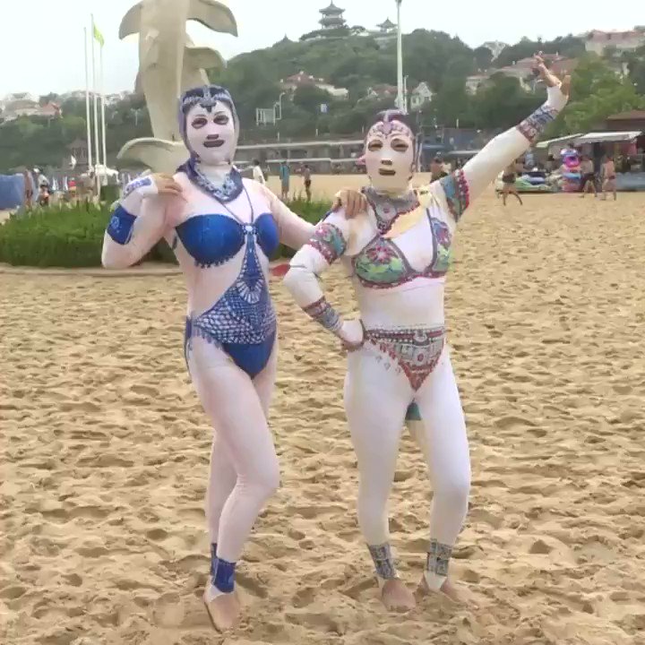En #Chine, le #Facekini serait populaires parmi les vêtements de plage. Inventé pour des raisons pratiques (Méduse, Coup de soleil), son créateur explique que la collection comporte un tigre & un serpent pour sensibiliser sur les animaux en danger
#Shangdong province
#Jellyfish