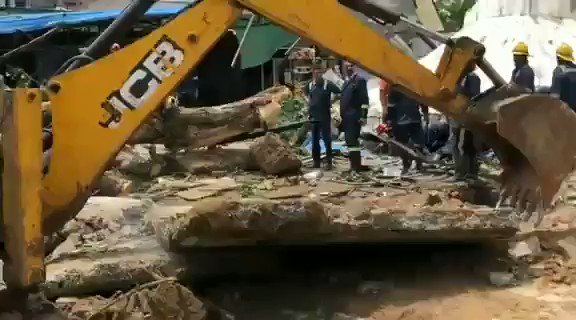 अहमदाबाद में पानी की टंकी गिर गई. सोमवार को बोपल में नगर पालिका के पास हुए इस हादसे में दो की मौत हो गई, जबकि पाँच घायल हो गए.