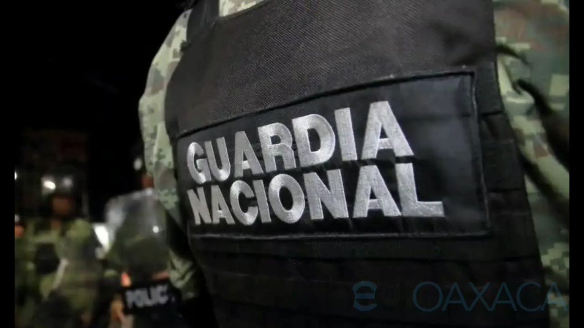 La tarde de este lunes en Ciudad Ixtepec, #Oaxaca, se lleva a cabo el funeral del teniente Juan Carlos Anastasio, primer elemento de la Guardia Nacional abatido en enfrentamiento con probables delincuentes, en el estado de #Guanajuato.