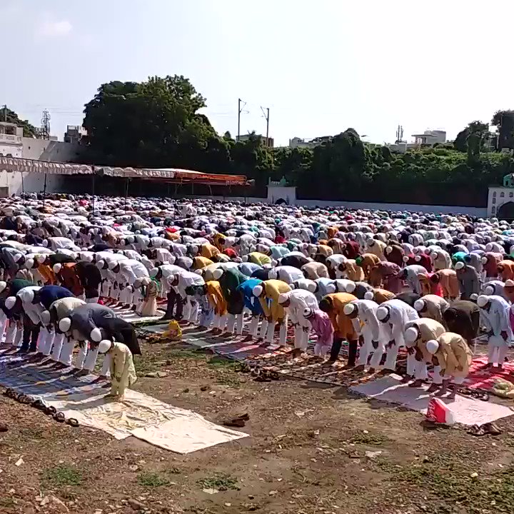 Thousand of muslims joined the prayer in the biggest festival Eid al-Adha in Allahabad India
#EidAlAdha #EidulAdha2019 #Allahabad #India https://t.co/QKDSkdMZdK