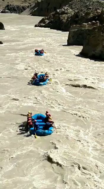 Day3/13 Aug of White water rafting team of Yudhe Nipunam Regt of Cockerel Division of #IndianArmy started with vigour in icy cold water to start their jrny fm Khamisha to Niraq, the longest stretch of 39 KMs with many grade III rapids & vertical drops.@adgpi @SpokespersonMoD https://t.co/rCnRXRpIcj