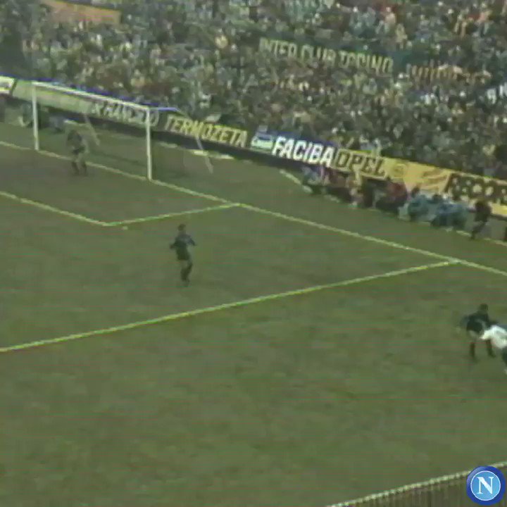 RT @en_sscnapoli: It's International Left-handers Day, but we all know that Maradona's magic was with his left foot. https://t.co/StTT7zSD6Z