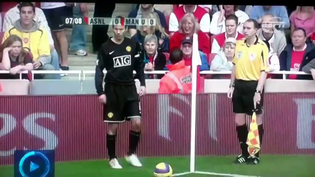 HLTCO (@HLTCO) on Twitter photo 2019-08-16 09:14:12 Never forget this Arsenal fan giving Ryan Giggs the finger with gusto as he was taking a corner. Never forget this Arsenal fan giving Ryan Giggs the finger with gusto as he was taking a corner.